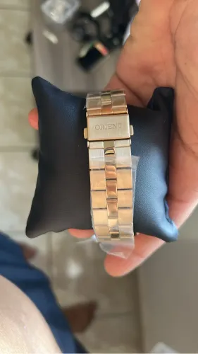Relógio orient dourado com fundo branco