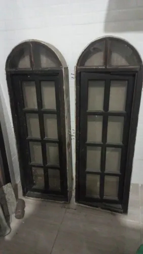 Vende se janelinha de madeira embuia com vidros completo semi novo e pintado de verniz