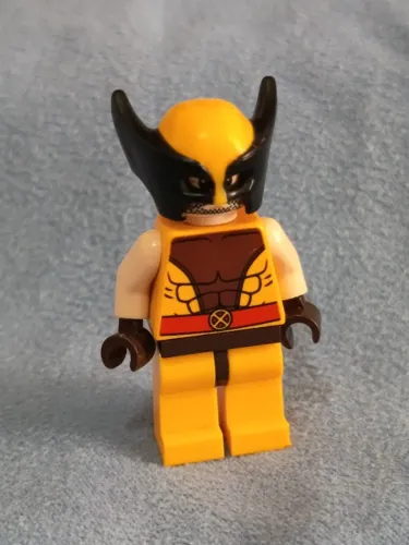 LEGO minifigura Wolverine, leve marca nos pés e no torso (costas) (Set 76022) (MUITO RARO)