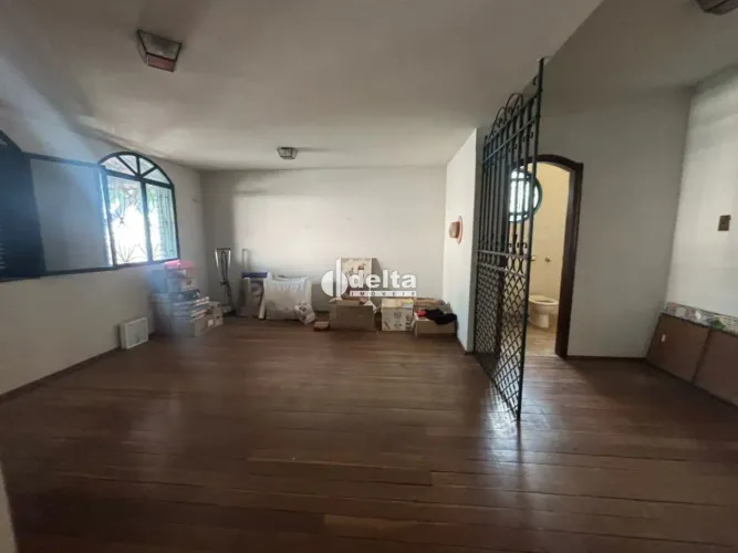 Casa residencial com 5 quartos sendo 1 suíte disponível para locação no bairro Tabajaras e