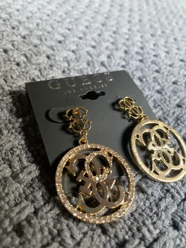 Brinco Guess Dourado Argola Logo 4G Com Cristais Strass