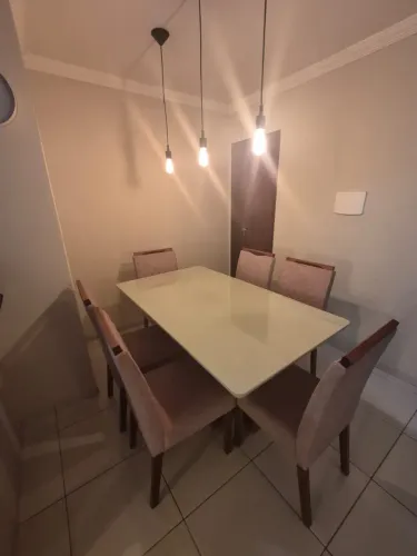 MESA DE JANTAR COM SEIS CADEIRAS