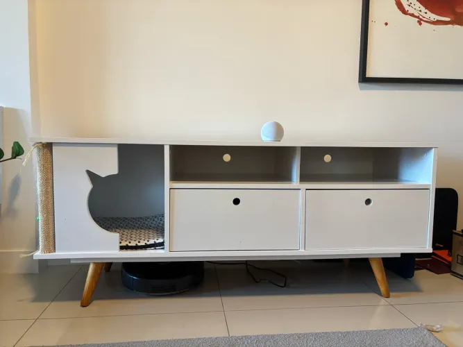 Rack branco com espaço para gatos