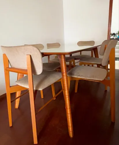 Conjunto de mesa de jantar de madeira maciça com 6 cadeiras! Super bem conservada!