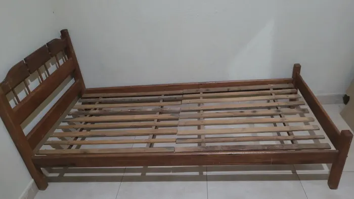Cama de solteiro - madeira maciça