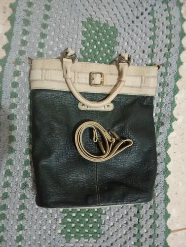 Bolsa tamanho grande em couro ,sem nenhuma avaria ,bem espaçosa 