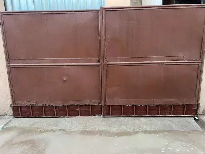 Portão com chapa pequena ferro antigo reforçado 