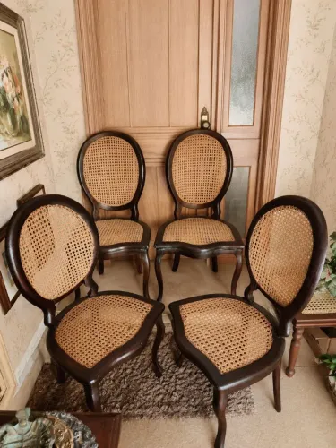 Conjunto com Quatro Cadeiras Medalhão em Madeira Maciça e Palhinha Natural