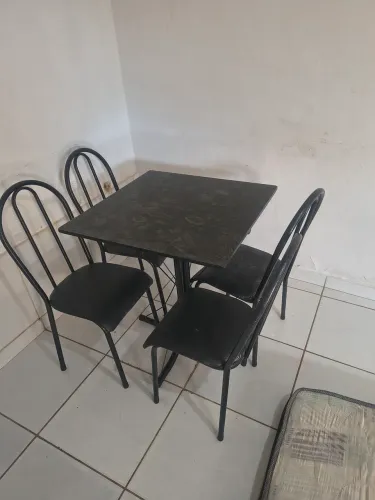 Mesa com 4 cadeiras