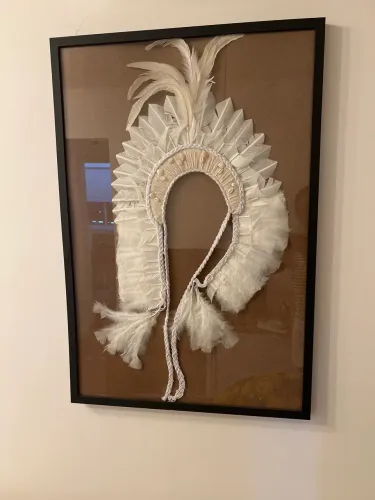 Quadro decorativo com cocar artesanal
