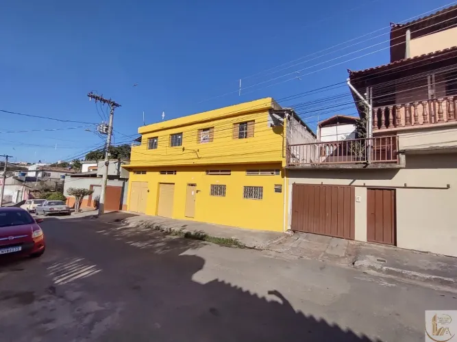 OPORTUNIDADE PARA MORAR OU INVESTIR EM LOCAÇÃO - CASA 3 QTS + LOJA + 3 APARTAMENTOS DE 2 Q
