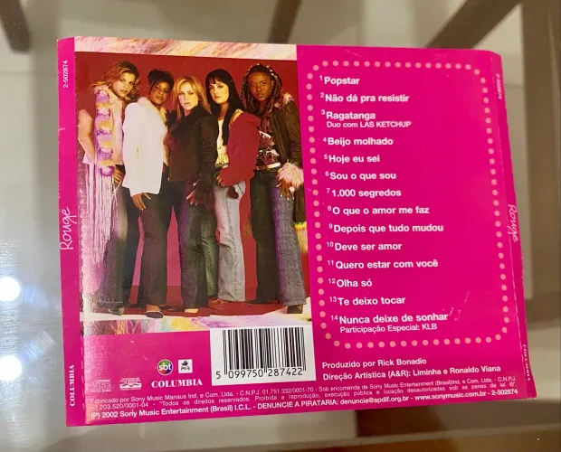 Capas, encarte, acrílico rosa e cd do Rouge