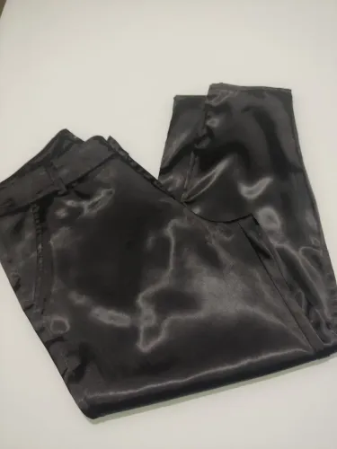 Calça em alfaiataria preta de cetim 