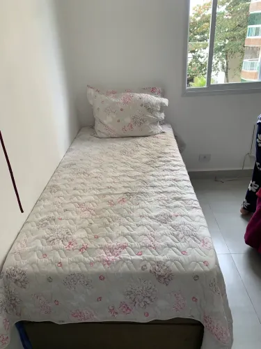 Vende-se cama de solteiro baú