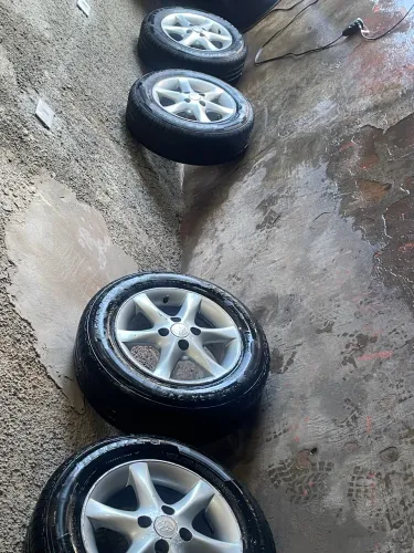 Rodas aro 14 com pneus seminovos! Furação 4x100