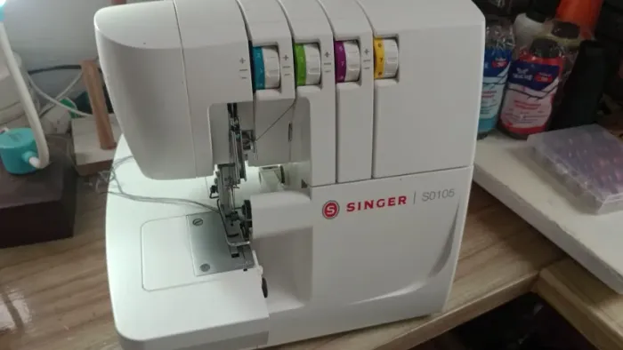 Máquina Overlock Singer SO105 Semi Nova Excelente estado