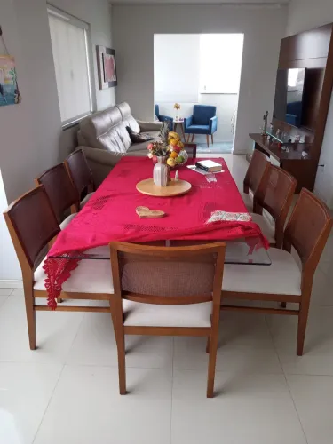 Vendo mesa com 8 cadeiras, mais Rack.