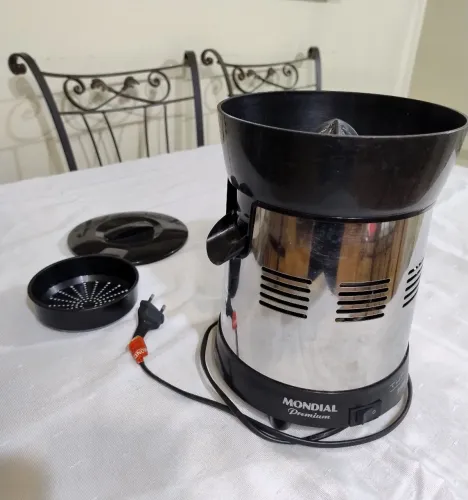 Extrator de Sucos Turbo Premium Mondial Preto e Inox 250W bivolt