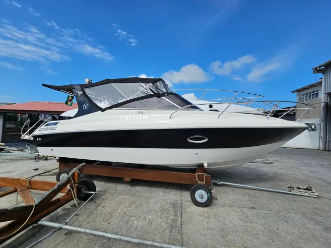 Triton 275 ano 2009 com Mercruiser 260 Hp - não Focker Phantom FS