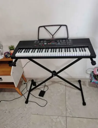 Vendo Teclado Musical MXT- Semi novo, não acompanha o suporte.
