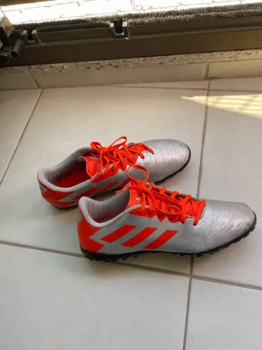 Chuteira Adidas Artilheira V - Society Tam: 42