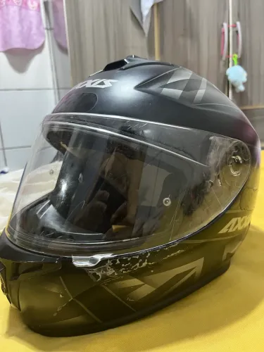 Capacete AXXIS preto e cinza. 