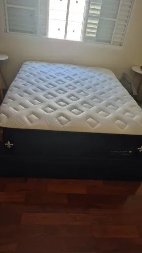 Cama Queen Dark Horse completa + base | Excelente estado | Mudança