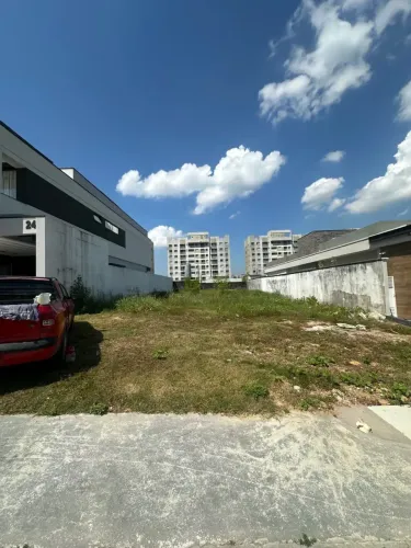 Lote no condomínio Morumbi localizado na Rua Dallas, Parque 10 - Flores