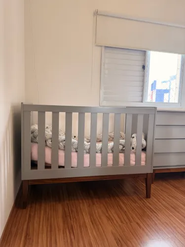 Berço vira cama cinza