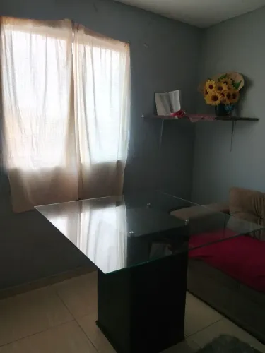 Mesa de Jantar quadrada, grande, com tampo de vidro e base pedestal semi nova (Só a mesa)