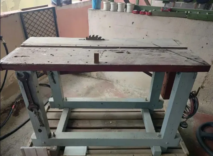 Máquina de serra em ótimo funcionamento! Motor trifásico, pode se transformar em 220V!
