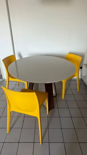 Mesa de jantar vidro redonda com  3 cadeiras pés de madeira