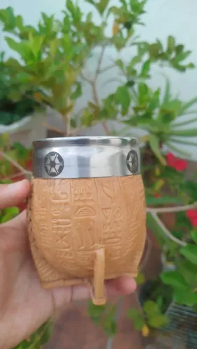 Cuia de chimarrão uruguaia com revestimento em couro