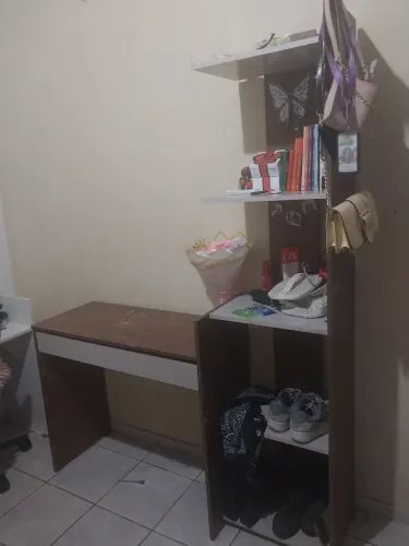 Escrivaninha com estante 