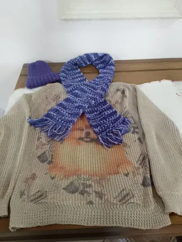 Blusa de tricô, cachecol e gorro SEM USO