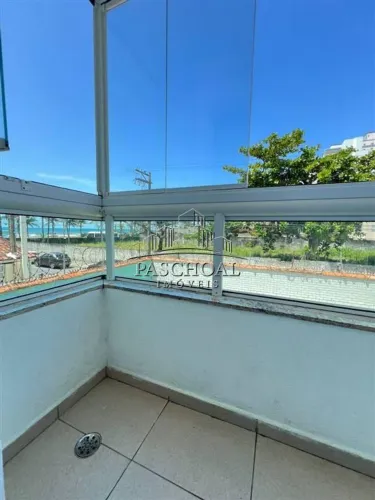 Lindo Sobrado está localizado no bairro Caiçara, a apenas 40 metros da praia, totalmente m