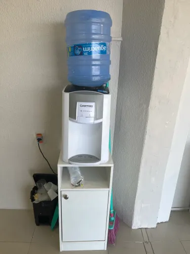 Gelagua / ar condicionado/ mesa / armário