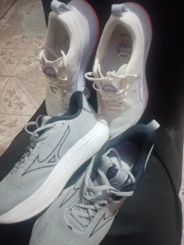 Tênis mizuno e outro pro gel