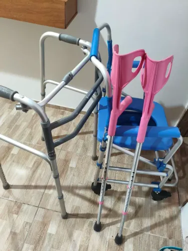 Cadeira de banho ,andaja e moletas pouco usadas semi novos