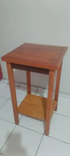 Mesa de canto em madeira de lei