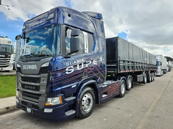 Scania R460 super 6x2 Ano 2024 Teto Alto Automático + 4 Eixo Graneleiro Facchini 13.5mt