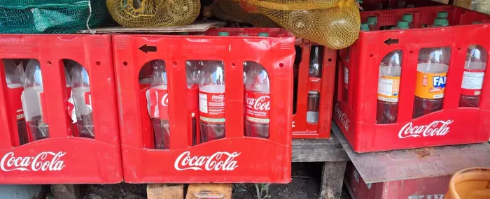 Engradados de refrigerante retornável e cerveja