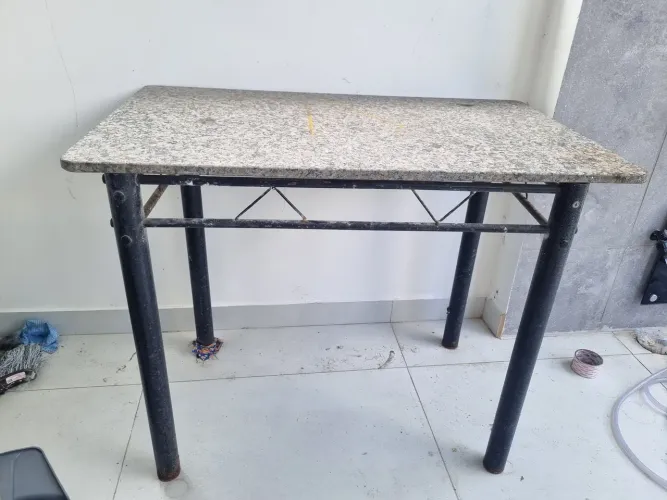 Mesa com tampo de mármore