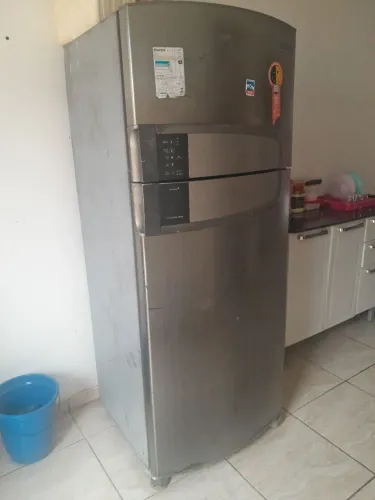 Vende- se uma geladeira em perfeito estado, a marca da geladeira é uma Consul, valor 800