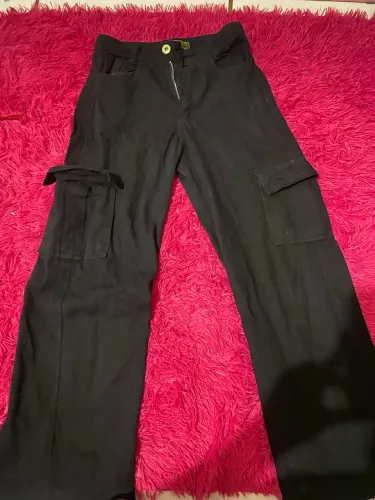 Calça pantalona preta com bolsos dos lados