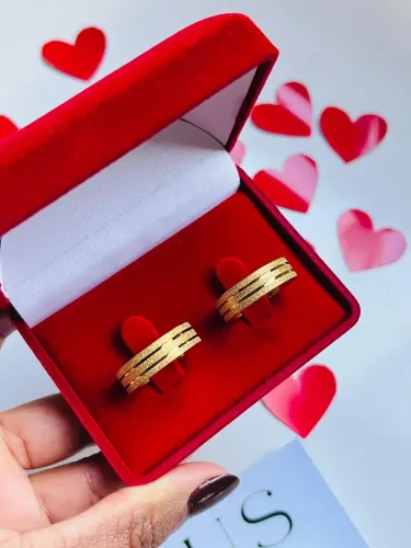 Par de Alianças Diamantada C/2Frisos 5mm Banho de Ouro; Promoção, Namoro, Casamento