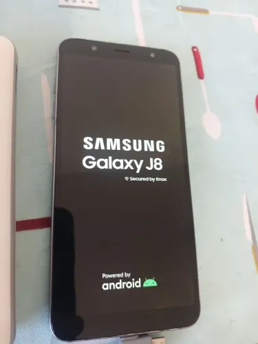 Celular sansung j8