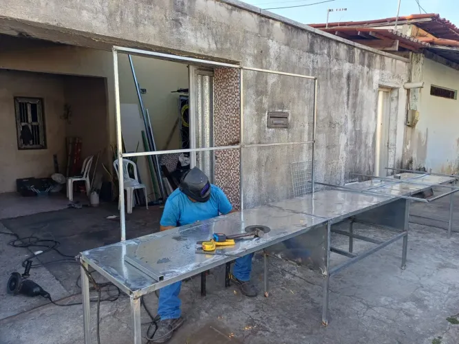 MESA + EXPOSITOR DESMONTÁVEL