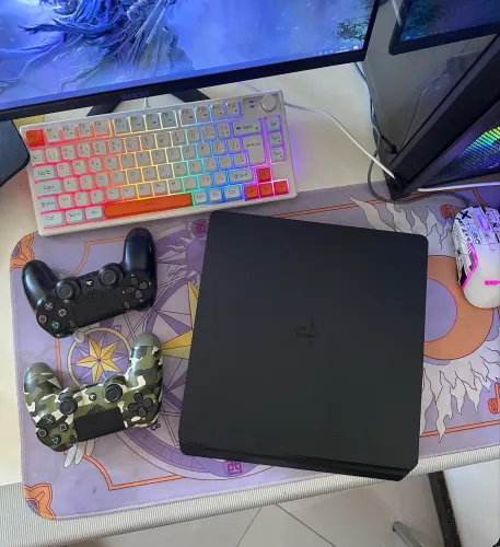 PS4 SLIM 500GB + 2 CONTROLES + 2 JOGOS