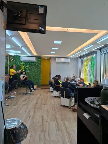 Precisa-se de manicure e cabelereiro c experiencia